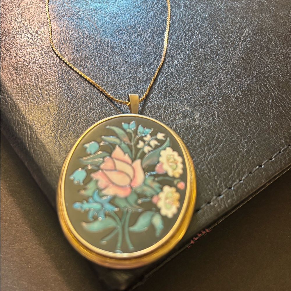 Vintage Avon Florentine Mosaic pendant necklace from 1974